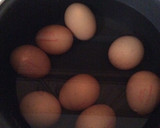 Foto del paso 1 de la receta: Huevos duros en salsa