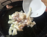 Foto del paso 2 de la receta: Patatas con langostinos y calamares