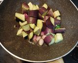 Foto langkah ke 2 dari resep Tumis Terong Cabe Gendot.