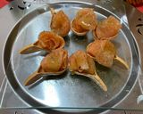 Foto del paso 1 de la receta: Crujiletas de salmón con vinagreta de miel y caviar