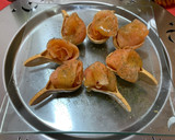 Foto del paso 1 de la receta: Crujiletas de salmón con vinagreta de miel y caviar