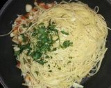 Foto del paso 5 de la receta: Fideos de pasta (espaguetis 3' Gallo) con surimi