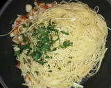 Foto del paso 5 de la receta: Fideos de pasta (espaguetis 3' Gallo) con surimi