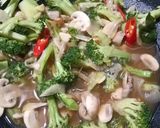 Foto langkah ke 4 dari resep Tumis Brokoli & Jamur.