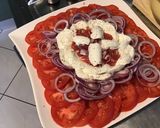 Une image de l'étape 8 de Salade de tomates roses aux oignons rouges et mozzarella di buffala.
