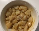Hình bước làm 1 của món Mì than tre sò điệp xào bơ tỏi topping phomai rắc