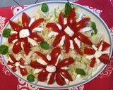 Une image de l'étape 4 de Salade florale aux tomates,iceberg,mozzarella di buffala et basilic frais.
