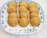 A picture of step 6 of Circled mini meatpies.