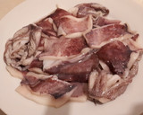 Foto del paso 1 de la receta: Tapa de calamares con cebolla, piñones y vino blanco