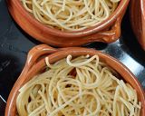 Φωτογραφία βήματος 4 της συνταγής Spaghetti στο φούρνο σε πήλινα μπόλ