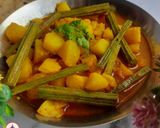 A picture of step 5 of Saragava Bateta nu Shak (drumstick potato curry).