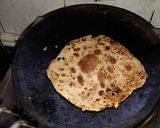 A picture of step 3 of Aloo pyaz ka paratah.