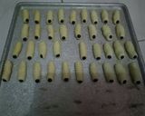 Foto langkah ke 5 dari resep Kue Ulat Sagu Keju Renyah.