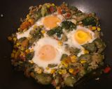 Foto del paso 5 de la receta: Huevos en colchón de vegetales al wok