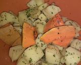 Foto del paso 2 de la receta: Chorizos de cerdo a la pomarola con papas y zapallo