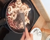 Foto del paso 1 de la receta: Pechugas de pollo rellenas de champiñón y quesitos