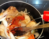 Foto del paso 4 de la receta: Muslos de pollo estofados con almendras, arándanos y pasas