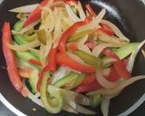 Foto del paso 4 de la receta: Fajitas de pollo 🌯🌮🥙