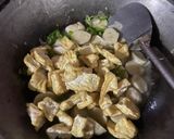 Foto langkah ke 4 dari resep Tumis pentol tahu cabe ijo menu sahur simpel.
