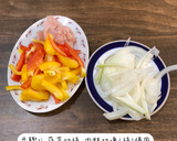 清冰箱料理！鐵板起司洋蔥甜椒雞肉炒泡麵的食譜步驟3照片