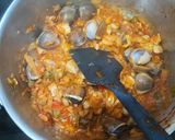 Foto del paso 5 de la receta: Patatas con Bacalao y alguna almeja del Pacífico