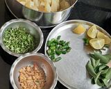 उकडलेल्या बटाट्याची  किंवा सोल्या बटाट्याची भाजी (ukadlelya batatchyachi bhaji recipe in marathi) रेसिपी स्टेप 3 फोटो 