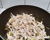 Foto langkah ke 6 dari resep Ayam Suwir Pedas Kemangi.