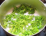 Hình bước làm 2 của món Thiên lý xào chay nấm rơm