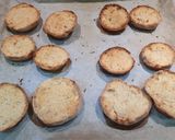 Foto del passaggio 7 della ricetta Friselle con marmellata di cipolle e pomodorini