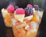 Foto del paso 1 de la receta: Vasitos de fruta con zumo natural de naranja y copita de cava 🥂