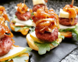 Foto del paso 1 de la receta: Pincho de minihamburguesa en brioche con pera y gorgonzola