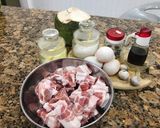 Hình bước làm 1 của món Thịt kho tàu chuẩn vị cho nàng dâu mới