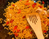Foto del paso 3 de la receta: Fideuà con atún rojo y gambita ”rota”