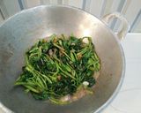 Foto langkah ke 4 dari resep Tumis kangkung saus tiram.