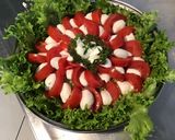 Une image de l'étape 7 de Salade de frisée aux tomates,mozzarella et fleurs de basilic.