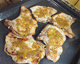 Foto del paso 3 de la receta: Chuletas de cerdo gratinadas con queso al aroma de limón