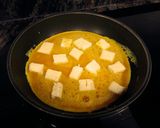 Foto del paso 2 de la receta: Cruasán relleno de tortilla con brie