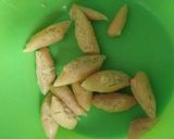Foto langkah ke 4 dari resep Biji ketapang kelapa.