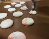 Foto del paso 15 de la receta: Macarons diablillos con relleno de crema de frambuesa!!!