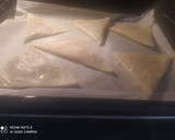Foto del paso 5 de la receta: Triángulos de jamón y queso, salmón y salsa tártara, con masa filo