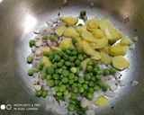 A picture of step 4 of Aloo matar poha.