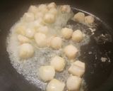A picture of step 2 of Spinach and scallop salad with apple and pine nuts.