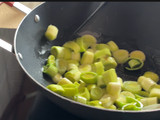Espaguetis con puerro y langostinos
