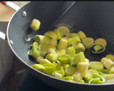 Foto del paso 1 de la receta: Espaguetis con puerro y langostinos