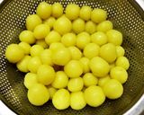 Hình bước làm 2 của món Chè Đậu Đỏ Khoai Lang Viên Nấu Nước Cốt Dừa