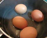 Foto del paso 1 de la receta: Huevos morados cocidos rellenos