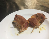 Foto del paso 5 de la receta: Niños envueltos de cerdo, con salchicha al horno y puré de papas