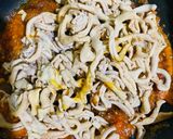 Foto langkah ke 5 dari resep Usus Ayam Pedas Bumbu Kuning.