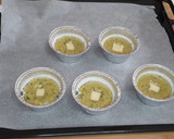 Foto del passaggio 3 della ricetta MUFFINS salati alle noci e basilico, con cuore di formaggio