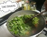 Foto langkah ke 3 dari resep Tumis Kangkung (tips agar tetap hijau).